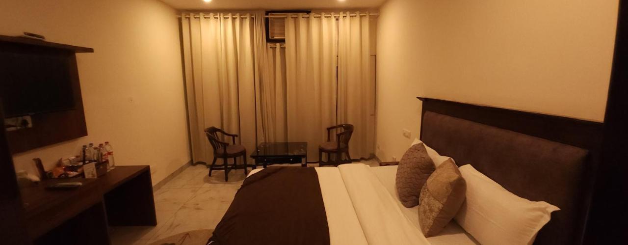 Hotel Multitech Premium Chandīgarh Zewnętrze zdjęcie
