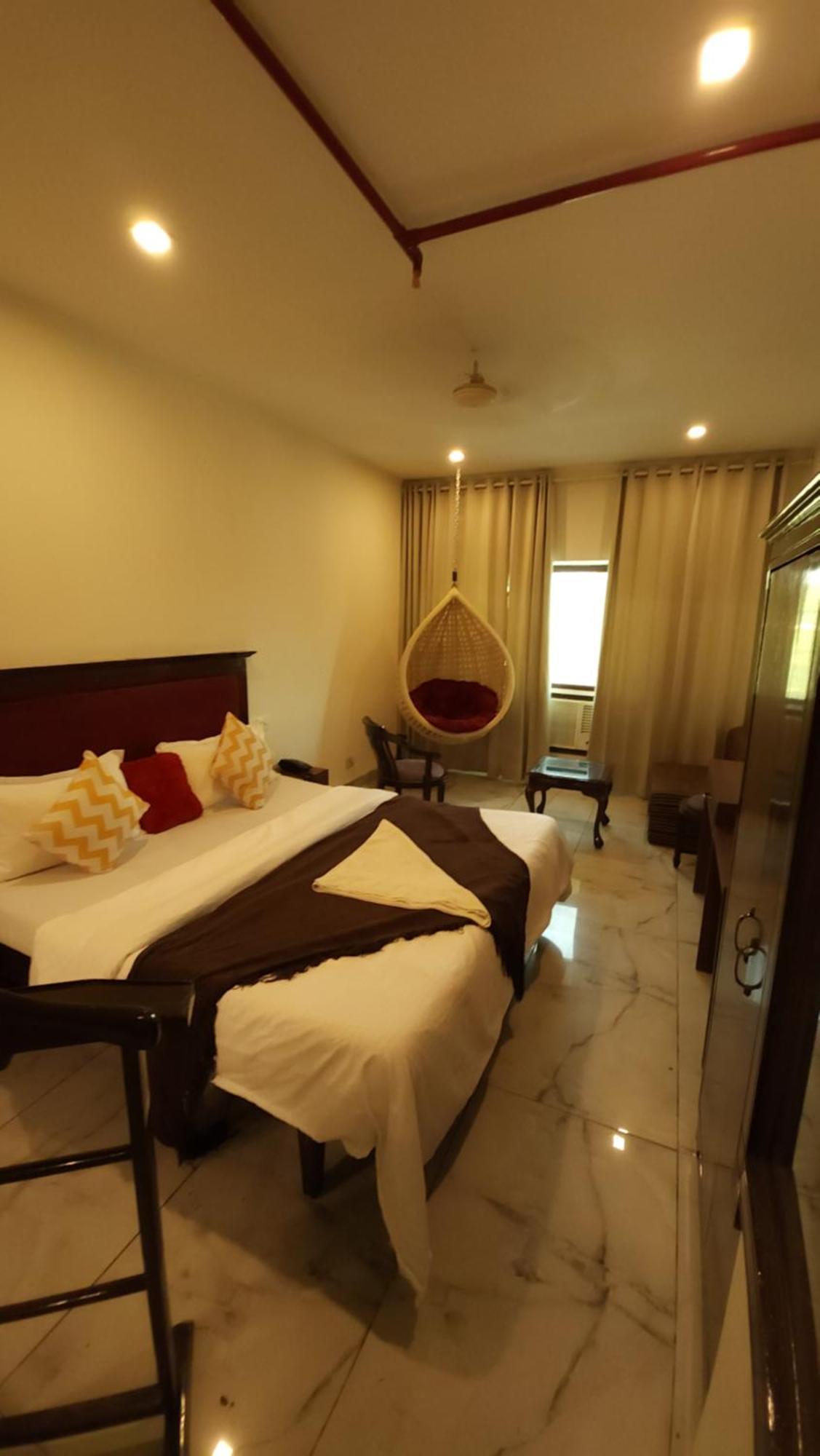 Hotel Multitech Premium Chandīgarh Zewnętrze zdjęcie