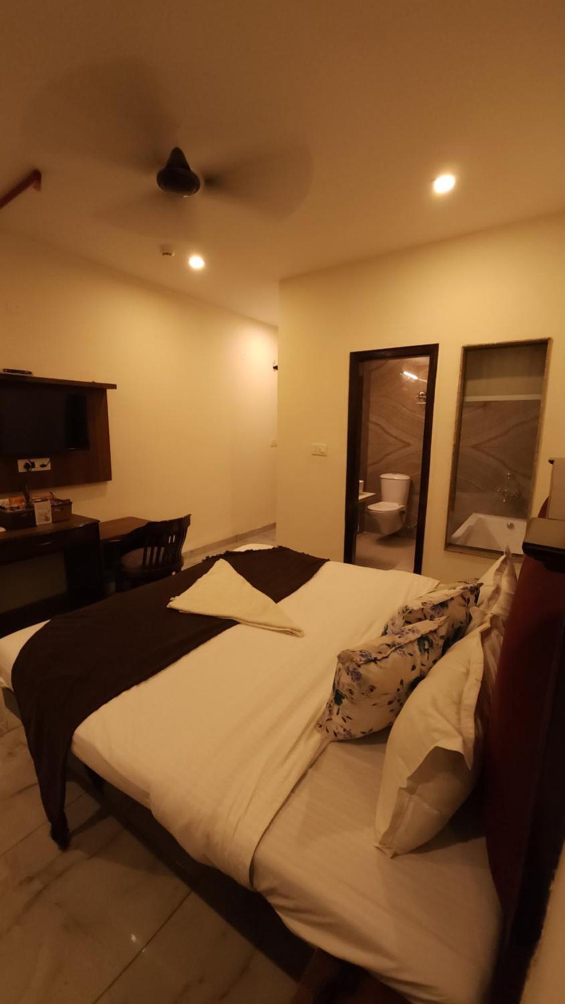Hotel Multitech Premium Chandīgarh Zewnętrze zdjęcie