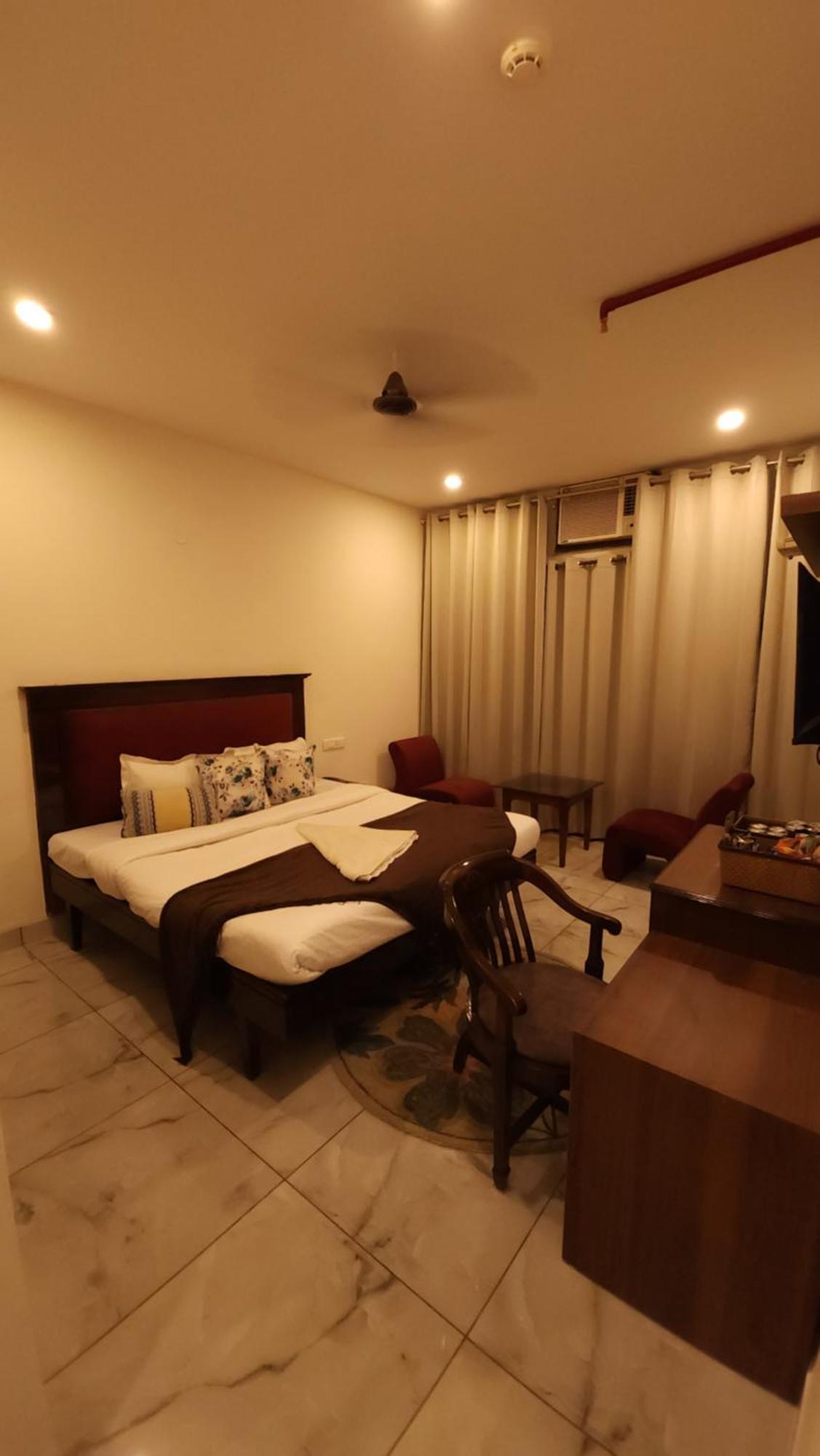 Hotel Multitech Premium Chandīgarh Zewnętrze zdjęcie